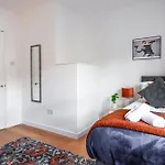 St Marks Place By N And N Ltd Great Location, Perfect For Contractors, Workers And Corporate Stays, Free On-street Parking, Fast Wifi And Close To Local Restaurants, Shops And Bars Bristol