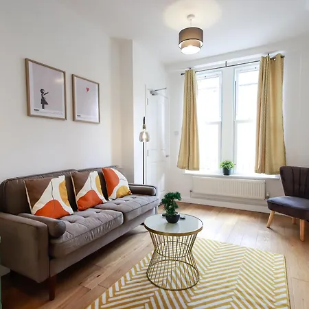 St Marks Place By N And N Ltd Great Location, Perfect For Contractors, Workers And Corporate Stays, Free On-street Parking, Fast Wifi And Close To Local Restaurants, Shops And Bars Bristol