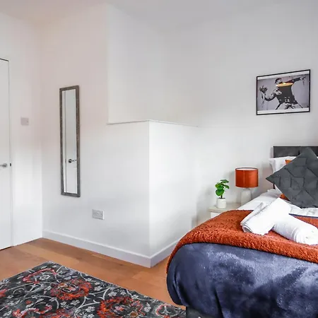 St Marks Place By N And N Ltd Great Location, Perfect For Contractors, Workers And Corporate Stays, Free On-street Parking, Fast Wifi And Close To Local Restaurants, Shops And Bars Bristol