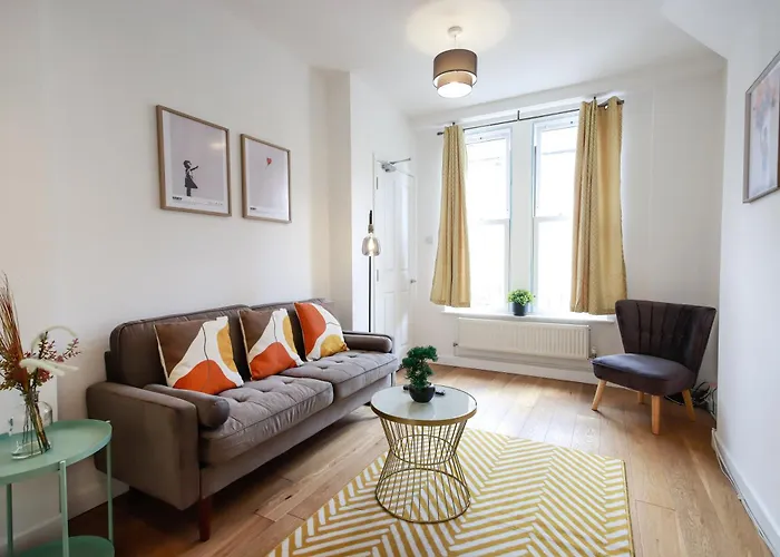 St Marks Place By N And N Ltd Great Location, Perfect For Contractors, Workers And Corporate Stays, Free On-street Parking, Fast Wifi And Close To Local Restaurants, Shops And Bars Bristol