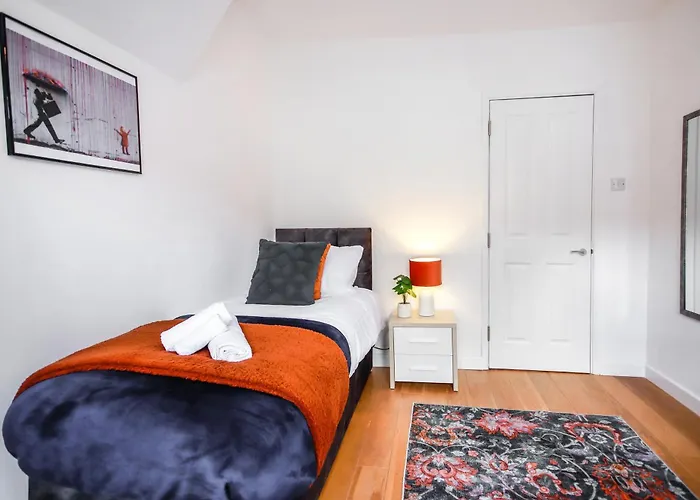 St Marks Place By N And N Ltd Great Location, Perfect For Contractors, Workers And Corporate Stays, Free On-street Parking, Fast Wifi And Close To Local Restaurants, Shops And Bars Bristol