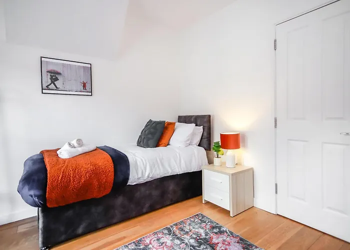 St Marks Place By N And N Ltd Great Location, Perfect For Contractors, Workers And Corporate Stays, Free On-street Parking, Fast Wifi And Close To Local Restaurants, Shops And Bars Bristol